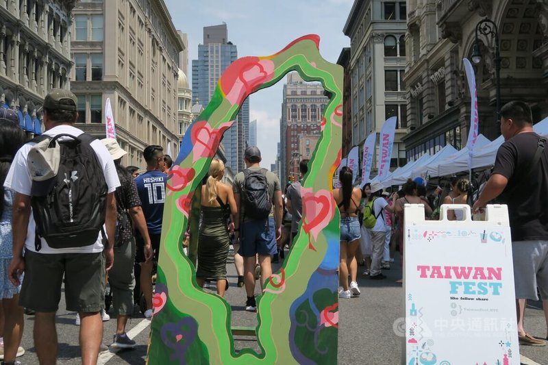 因COVID-19停辦兩年的紐約台灣文化活動轉型成街坊節TaiwanFest，16日重返曼哈頓，街口呈現鮮豔的寶島圖騰。中央社記者尹俊傑紐約攝 111年7月17日