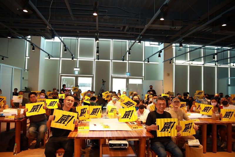 「威啊!金門青年返鄉論壇」17日在台開金門創新園區登場,金門縣長楊鎮浯(前右)率官員出席,為青年打氣,他表示,金門的機會就在年輕人身上。(金門縣政府提供)中央社記者黃慧敏傳真 111年7月17日