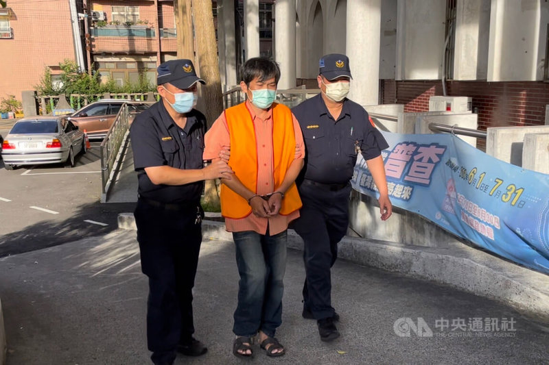 桃園市警察局平鎮分局平鎮派出所副所長林明信表示,湯姓男子因家中飼養米克斯犬,常遭住對面的52歲邱姓男子檢舉犬隻吠叫妨害安寧,兩人因此長期有嫌隙,湯男17日酒後去找邱男理論,兩人一言不合大打出手,邱男隨手拿起鐵棍重擊湯男頭部,湯男送醫急救不治。(翻拍照片)中央社記者吳睿騏桃園傳真 111年7月17日