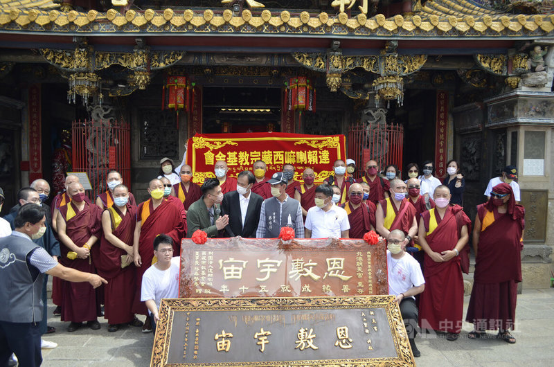 達賴喇嘛西藏宗教基金會仿50年前在台藏人領袖嘉瑪桑佩贈北港朝天宮匾額「恩敷宇宙」重刻新匾，17日贈予朝天宮。中央社記者蔡智明攝  111年7月17日
