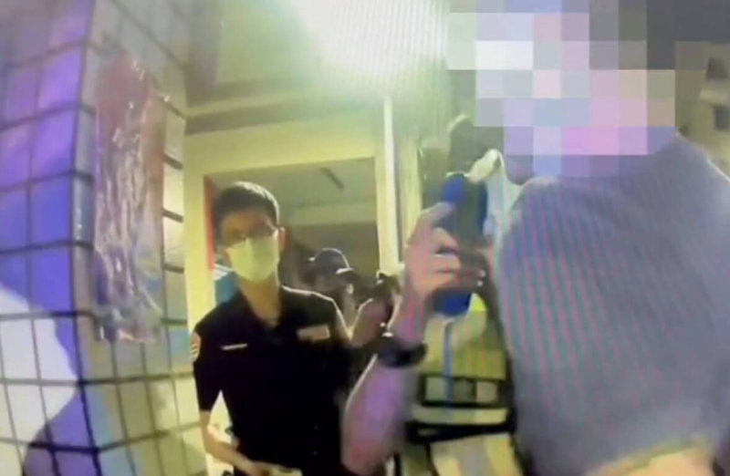 高雄周姓男子17日凌晨駕車在路口紅燈右轉遭警攔查,周男渾身酒味,酒測時又多次吹氣失敗,警方認定拒測、強制保管車輛,周男拒絕交付汽車鑰匙還拉扯警方,遭10多名警力包圍、強制移車。(民眾提供)中央社記者曾以寧傳真 111年7月17日