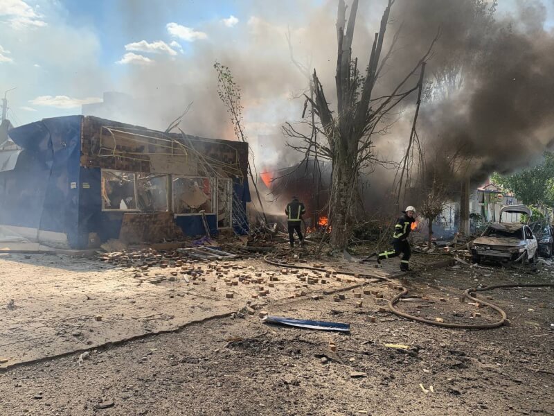 圖為頓內茨克房舍毀於俄軍砲擊，烏克蘭警消16日出動救援。（圖取自facebook.com/MNS.GOV.UA）