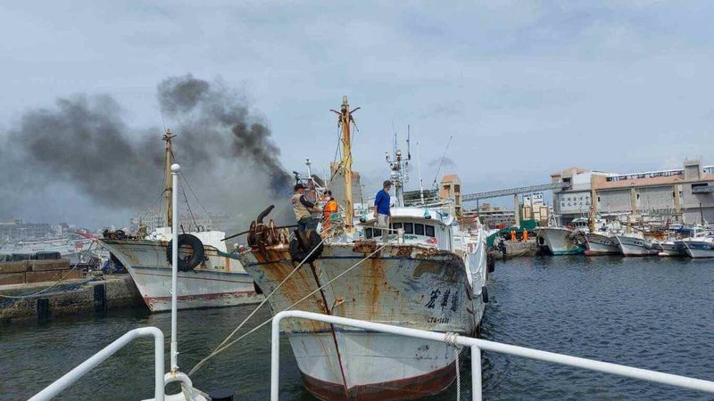 一艘泊靠馬公第三漁港的「新勝豐號」漁船17日起火燃燒,警消海巡從陸地與海上合力救火,火勢近1小時後撲滅,起火原因與財損由警消調查中。(澎湖海巡隊提供)中央社 111年7月17日
