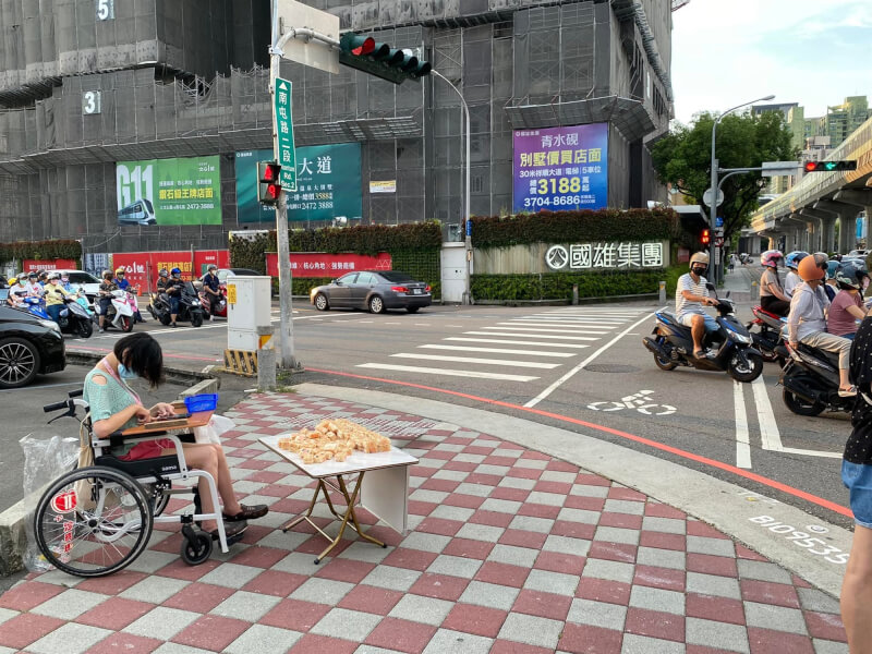 台中市南屯路與文心路口有一名腦麻女子販售沙琪瑪，民眾拍下並在網路上呼籲大家捧場打氣。（圖取自facebook.com/chtvin）
