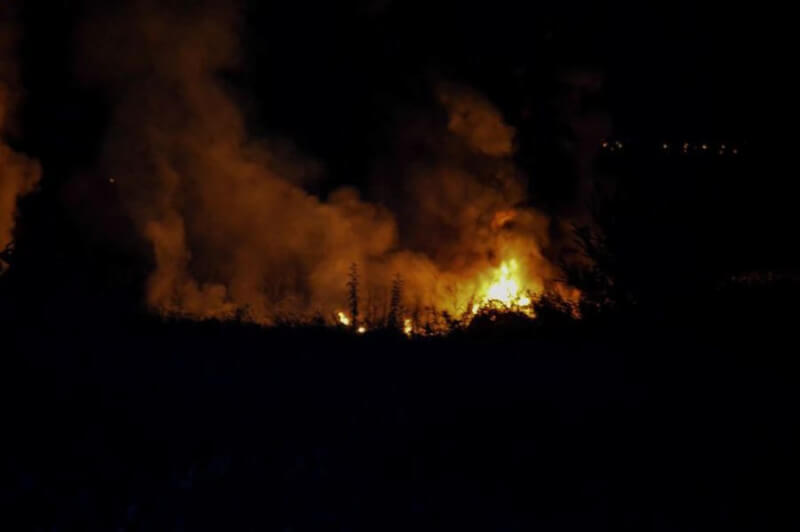 一架由烏克蘭航空業者營運的安托諾夫貨機16日在希臘北部墜毀，墜機後2小時內持續聽見爆炸聲。（Laskaris Tsotsas/Eurokinissi via 路透社）