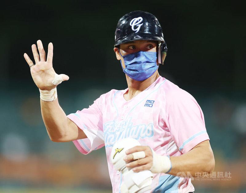 中華職棒富邦悍將隊38歲老將王勝偉回春,17日連5打數敲出安打,單場5安為生涯第4次,王勝偉笑說很幸運。中央社記者張新偉攝 111年7月17日