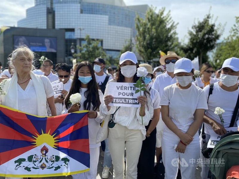 旅法藏人疑遭中國老闆殺害案件引起西藏族群強烈悲痛與憤慨，再度深化對中國長年壓迫的不滿。17日紀念遊行參與者手持「為楚臣要真相」標語。中央社記者曾婷瑄巴黎攝 111年7月18日