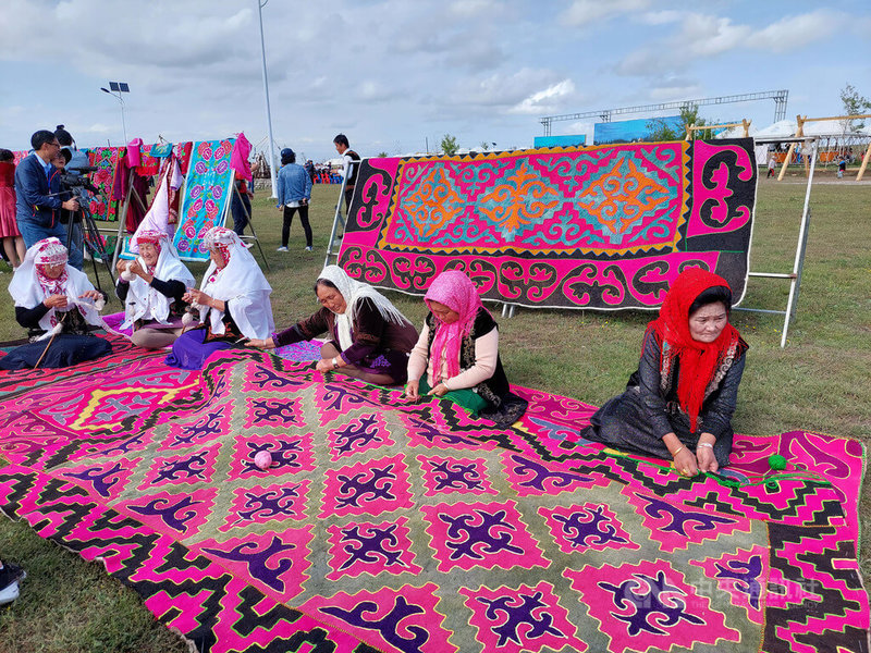 7日，在新疆昭蘇縣的阿克薩依民俗村內，遊客可體驗哈薩克族的各種民俗活動。這個民俗村是當局扶貧建設項目之一，希望為當地帶來旅遊收入。中央社記者張淑伶昭蘇攝 111年7月18日