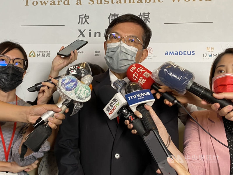 交通部長王國材(中)18日受訪時說,邊境開放是遲早的事情,已經請觀光局提案在適當時機解除「禁團令」。中央社記者余曉涵攝 111年7月18日