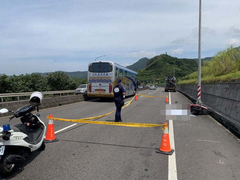 新北市萬里區台2線44.8公里處18日發生車禍,施姓男子駕駛混凝土預拌車與同向的機車發生擦撞,機車騎士葉姓女子遭車輪輾過身亡,確切肇事原因仍待警方釐清。(讀者提供)中央社記者王朝鈺傳真 111年7月18日