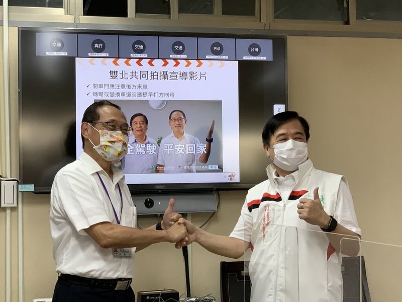 台北市交通局長陳學台(左)、新北市交通局長鍾鳴時(右)18日宣布,5年來雙北涉及機車交通事故件數有逐年上升趨勢,首度攜手合作加強宣導。(台北市交通局提供)中央社記者陳昱婷傳真 111年7月18日