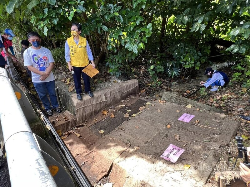 時代力量立委陳椒華(前左2)邀集公路總局、墾丁國家公園管理處、學者與環保團體,18日到台26線香蕉灣路段現勘,研商陸蟹保育對策。中央社記者李卉婷攝 111年7月18日