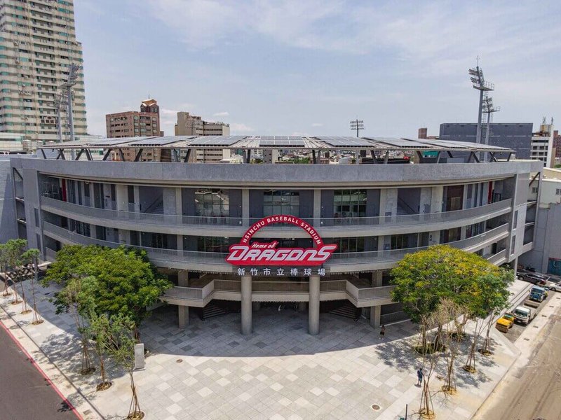 新竹市立棒球場整修後,中職味全龍7月22日將在主場新竹迎來下半季例行賽首戰,為方便民眾前往看球,新竹市政府提供大型停車場搭配免費接駁。(新竹市政府提供)中央社記者郭宣彣傳真 111年7月18日
