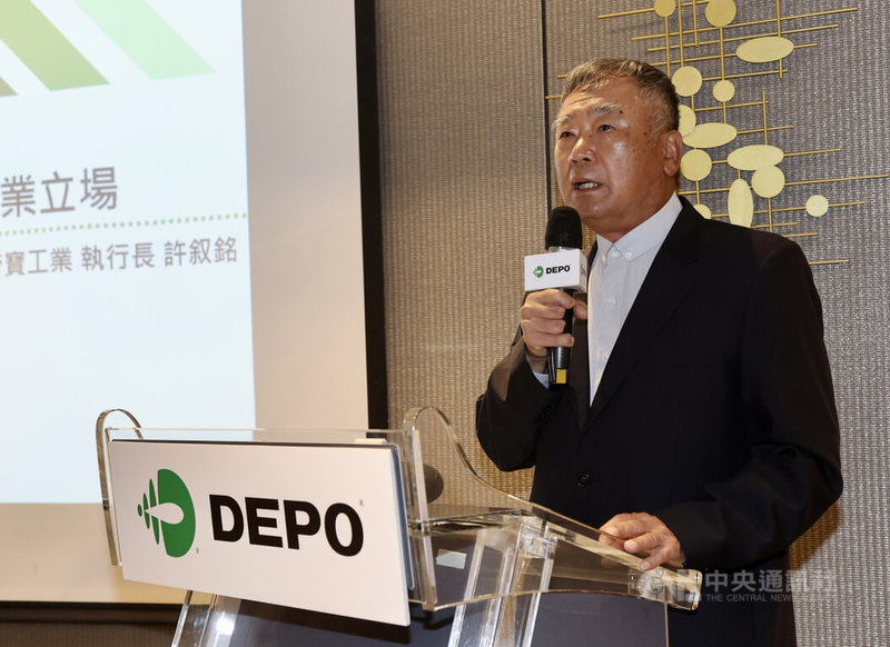 車燈大廠帝寶與德商賓士專利權二審一勝一敗,帝寶18日在台北舉行記者會,執行長許叙銘表示,若有第2家廠商被告成功,車用零配件產業會在台灣消失,他呼籲台灣應立法通過維修免責條款。中央社記者張皓安攝 111年7月18日