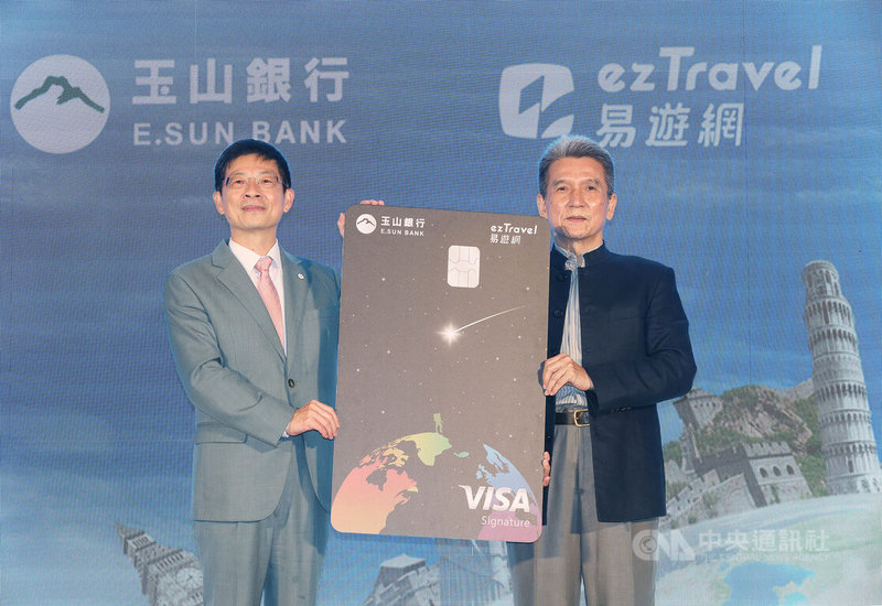玉山銀行攜手易遊網推出國內首張旅遊平台聯名卡「玉山易遊卡」,卡面以璀璨星空搭配廣袤地球設計,18日舉辦宣傳記者會,玉山銀行董事長黃男州(左)、易遊網董事長陳甫彥(右)出席。中央社記者郭日曉攝 111年7月18日