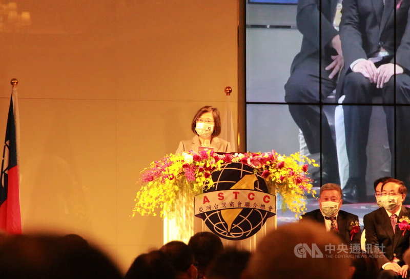 亞洲台灣商會聯合總會18日上午舉行第29屆第3次理監事聯席會議開幕典禮，總統蔡英文（中）出席致詞。中央社記者蘇木春攝  111年7月18日
