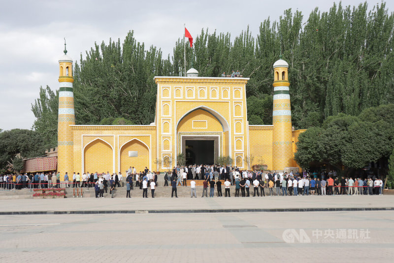 位於南疆喀什市的艾提尕爾清真寺是新疆規模最大的清真寺，建於15世紀，內有禮拜堂、講經堂等10幾座建築。中央社記者張淑伶喀什攝  111年7月18日