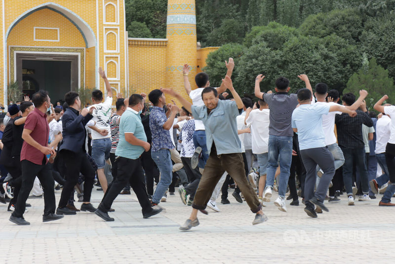 宰牲節又稱古爾邦節，是伊斯蘭教的重要節日，新疆每年也為此放假數天歡慶。圖為10日古爾邦節當天上午，喀什市艾提尕爾廣場上隨著音樂起舞的民眾。中央社記者張淑伶喀什攝  111年7月18日