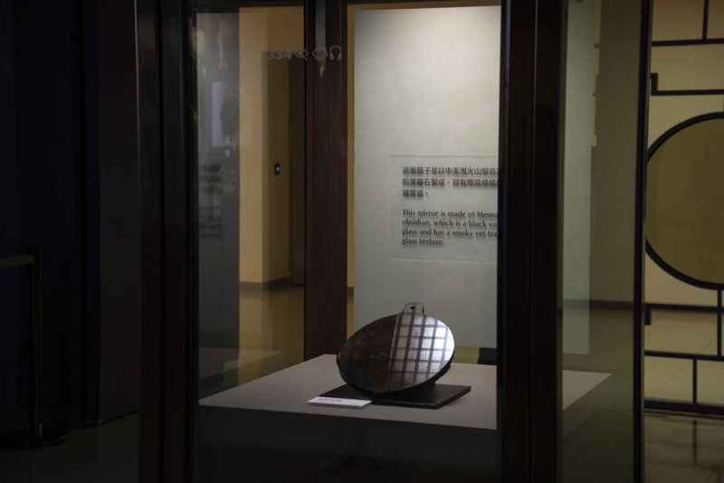 故宮表示,在阿茲特克帝國,黑曜石鏡是象徵戰爭、巫術與黑夜的神祇「特斯卡特利波卡」(Tezcatlipoca)代表物,同時作為統治貴族通神的媒介。(故宮提供)中央社記者王寶兒傳真 111年7月18日