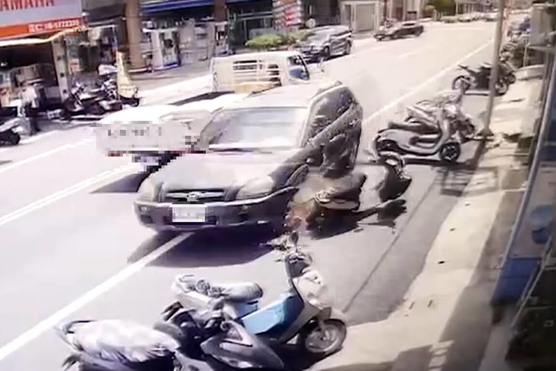 台南一名50多歲男子18日下午駕駛自小客車行經麻豆區中山路時，疑因疲勞駕駛開到對向車道，撞倒路旁多部車輛，導致2人受傷。（讀者提供）中央社記者楊思瑞台南傳真  111年7月18日