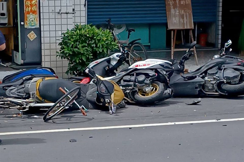 台南市1名50多歲男子18日下午駕駛自小客車行經麻豆區中山路時,疑因疲勞駕駛開到對向車道,撞倒路旁多輛汽、機車及自行車,現場一片凌亂。(讀者提供)中央社記者楊思瑞台南傳真 111年7月18日