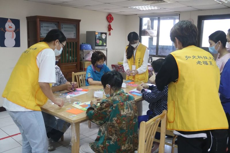 弘光科技大學老人福利與長期照顧事業系在暑假期間舉辦「環台義智」活動,前進中彰投社區關懷據點服務長輩,師生設計拼貼畫活動,促進長輩對顏色及構造的認知,延緩失智。(弘光科大提供)中央社記者蘇木春傳真 111年7月18日