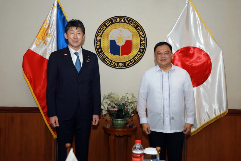 菲律賓國防部高級副部長佛斯蒂諾（右）18日會見到訪的日本防衛省政務官岩本剛人（左），雙方討論菲日的整體防務關係和地區安全問題。（菲律賓國防部提供）中央社記者陳妍君馬尼拉傳真  111年7月18日