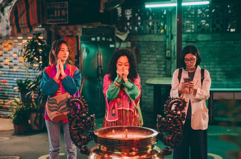 演員賈靜雯(右起)、比莉、柯佳嬿主演的喜劇「媽,別鬧了!」15日上架Netflix後,3天內立即攻上台灣節目排行榜第一名。(Netflix提供)中央社記者葉冠吟傳真 111年7月18日