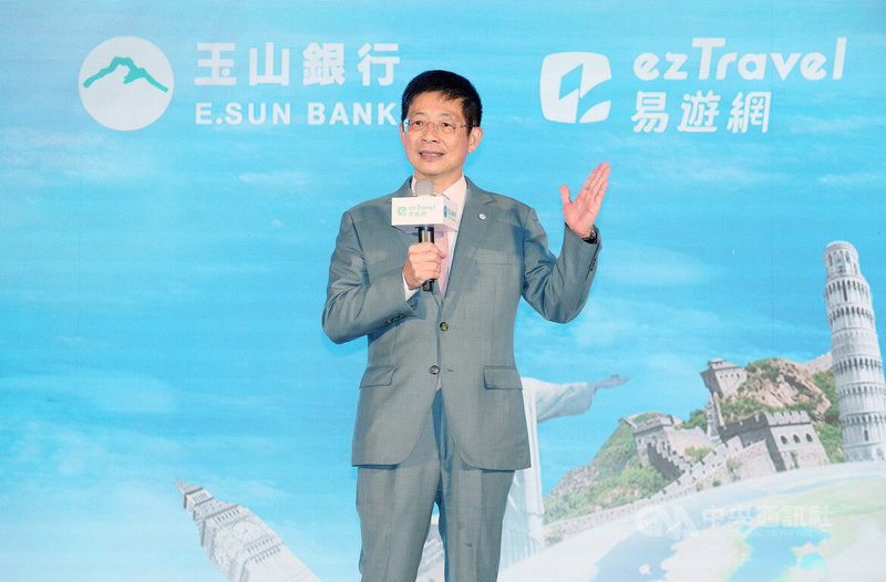 玉山銀行攜手易遊網推出國內首張旅遊平台聯名卡「玉山易遊卡」,玉山銀董事長黃男州18日出席記者會致詞。中央社記者郭日曉攝 111年7月18日