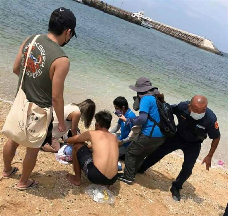 炎炎夏日,許多民眾會到海灘戲水消暑,澎湖3級離島的東吉嶼港區內18日發生一起遊客溺水意外,急救後仍宣告不治,全案由檢警處理中。(取自澎湖東吉旅記)中央社 111年7月18日