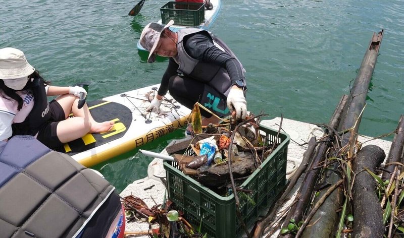 日月潭國家風景區管理處18日與在地業者號召遊客到日月潭「撿廢」、「減廢」,眾人使用立式划槳到潭區撿拾垃圾、漂流木。(日管處提供)中央社記者蕭博陽南投傳真 111年7月18日