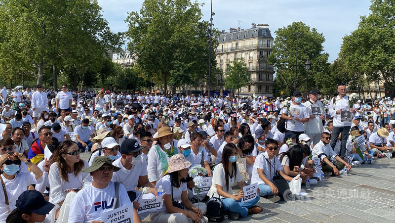 一名旅法西藏人遭餐廳中國老闆殺害，17日超過3000人參與遊行，為旅法西藏人數的3分之1。許多藏人也在中國餐廳工作，受歧視、剝削的工作條件時有所聞。中央社記者曾婷瑄巴黎攝 111年7月18日