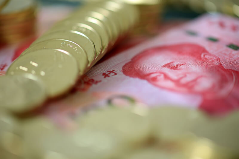 中國銀保監會表示，今年上半年中小銀行處置不良貸款人民幣5945億元（約新台幣2.6兆元)，年增25%。圖為人民幣。（中新社）
