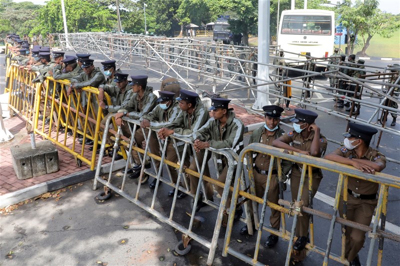 斯里蘭卡代理總統威克瑞米辛赫17日宣布進入緊急狀態。圖為斯里蘭卡武裝部隊16日在議會前維持秩序。（安納杜魯新聞社）