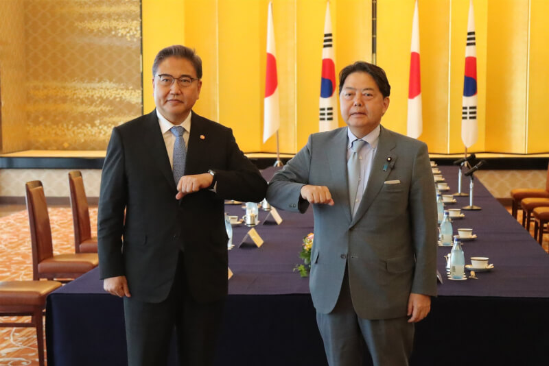 韓國外交部長朴振（左）18日抵達東京，會晤日本外務大臣林芳正（右）。（韓聯社）