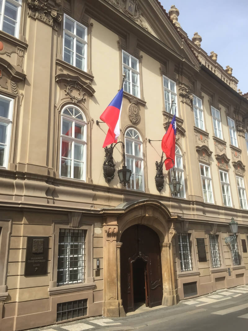 立法院長游錫堃18日率團抵達布拉格，受到捷克高規格禮遇，捷克參議院大門掛上中華民國國旗。 （駐捷克代表處提供） 中央社記者林育立布拉格傳真 111年7月18日
