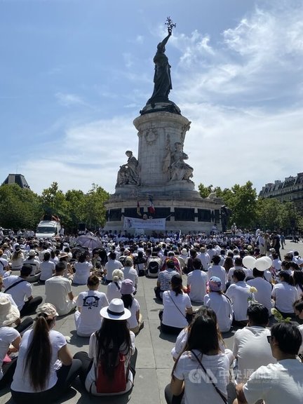 紀念遊行從巴士底廣場行至共和廣場。抵達終點後，主辦單位邀請參與者共同為受害者唸祈禱經文，即使法國熱浪來襲烈日當頭，也沒有人先行離場。中央社記者曾婷瑄巴黎攝  111年7月18日