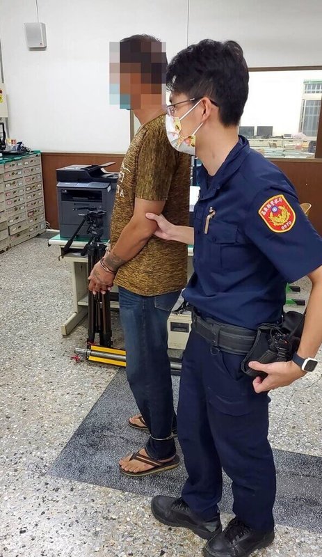 嘉義縣詹姓男子日前至水上鄉一家米店偷走約4錢重神明金牌,業者詢問找誰,詹男慌張駕車離開,店家覺得可疑記下車牌,警循線逮人,依竊盜等罪嫌移送。(警方提供)中央社記者黃國芳傳真 111年7月18日