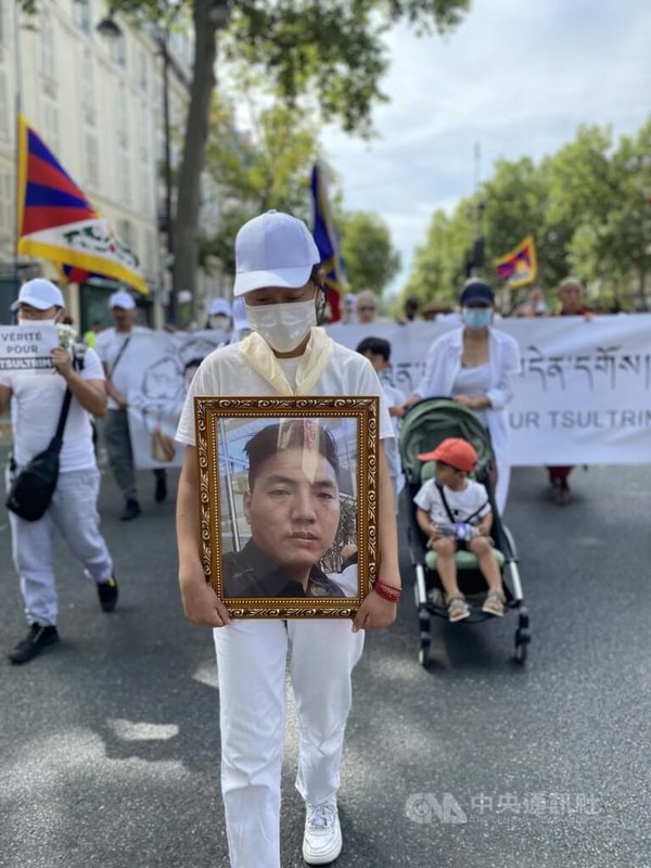 走在隊伍最前頭為受害藏人楚臣的遺像，遊行過程非常和平。主辦單位表示，目的就是希望呼籲法國司法還受害者一個公道。中央社記者曾婷瑄巴黎攝 111年7月18日