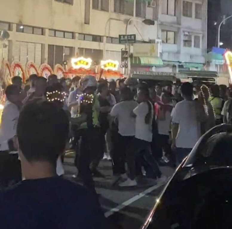 高雄市左營區17日晚間10時多,文衡聖帝遶境活動即將結束時,現場有2名相識民眾發生口角互相推擠,一旁員警見狀立即上前拉開並阻隔雙方、結束衝突。(民眾提供)中央社記者曾以寧傳真 111年7月18日