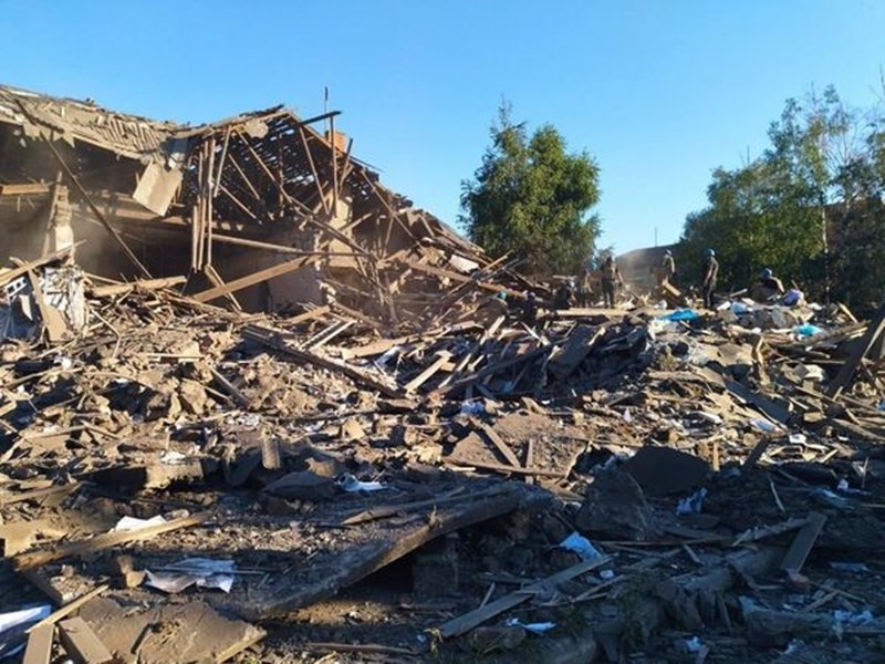烏克蘭緊急服務部門18日表示，俄羅斯對烏東頓內茨克州托列次克鎮進行砲擊，摧毀一棟建築，造成6人喪生。（圖取自facebook.com/MNS.GOV.UA）