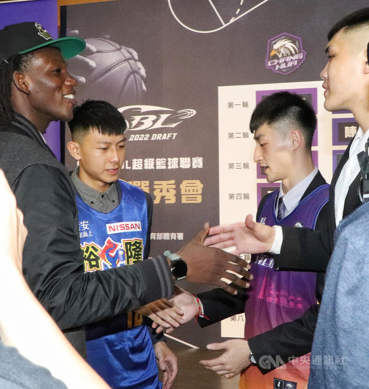第20屆SBL超級籃球聯賽新人選秀會18日舉行,亞洲大學江尚謙(右2)、台科大黃鉉閔(左2)、萬能科大外籍生蓋比(左1)和台體大沈睿洋(右1)分別成為4隊首輪選進的球員,結束後球員們互相握手致意。中央社實習記者李欣縵攝 111年7月18日