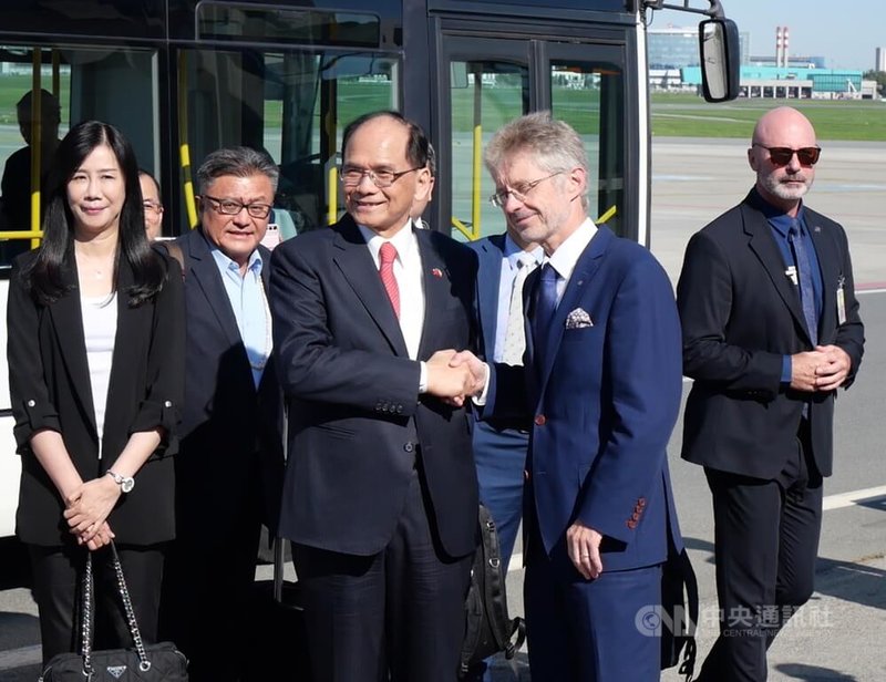 立法院長游錫堃（左）今天率團飛抵捷克首都布拉格，在機場受到捷克參議院議長維特齊（右）熱烈歡迎。中央社記者林育立布拉格攝 111年7月18日