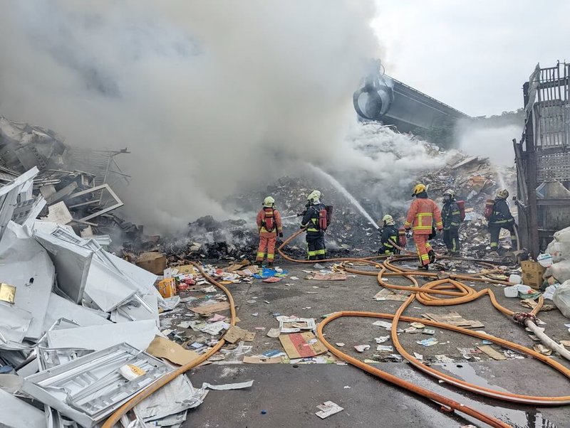 新北市府消防局19日表示,汐止區大同路一段一處露天資源回收場發生火警,獲報立即出動人車搶救,並拉水線搶救,隨後控制火勢,並無延燒,所幸無人傷亡。(民眾提供)中央社記者黃旭昇新北傳真 111年7月19日
