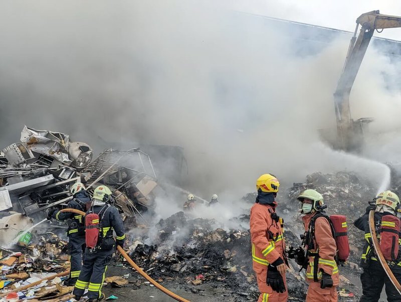 新北市汐止區大同路一段一處資源回收場,19日發生火警,市府消防局獲報立即出動人車搶救,現場已經控制火勢。(民眾提供)中央社記者黃旭昇新北傳真 111年7月19日