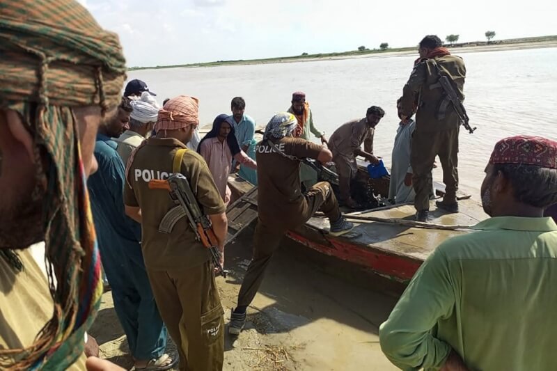 巴基斯坦一艘船隻18日在中部一條河流中翻覆，船上載有超過100人，至少20人死亡。圖為當地警方與居民準備尋找溺水的受害者。（法新社）