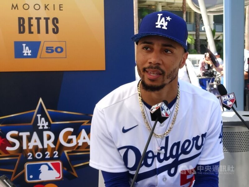 美國職棒洛杉磯道奇隊明星外野手貝茲(Mookie Betts)美西時間18日建議台灣有大聯盟夢想的小球員,堅持到底,永不放棄。中央社記者林宏翰洛杉磯攝 111年7月19日