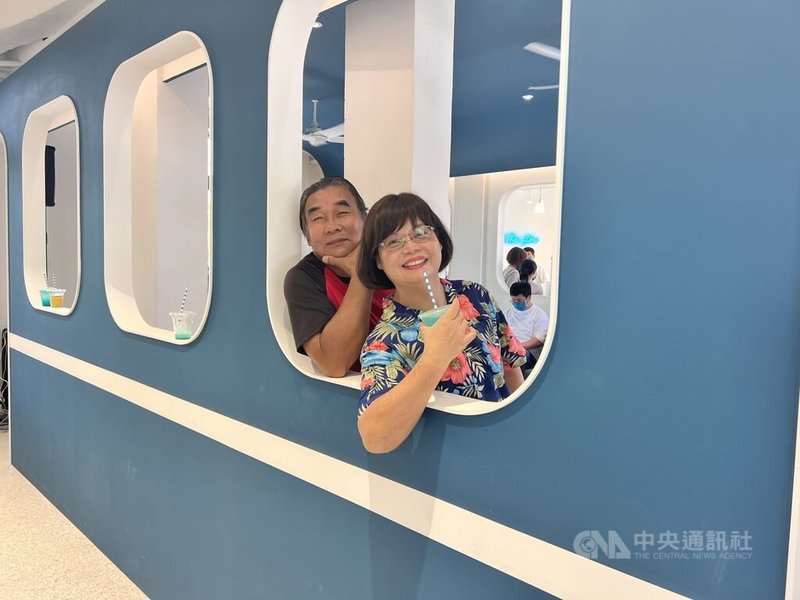 雄獅旅遊歷時半年、耗資新台幣2000萬元,在屏東枋寮火車站前打造「藍皮意象館」,內部空間仿車廂空間設計,成打卡新地標。中央社記者李卉婷攝 111年7月19日