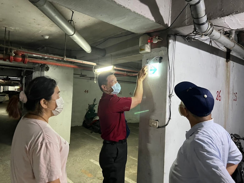 高雄市政府針對20年以上,6樓以上消防設備不合格老舊大樓,推動全國唯一「3燈2器」消防安全設備維護修繕補助專案,透過暫時性替代方式補強消防設備不足。圖為裝設後維護畫面。(高市消防局提供)中央社記者洪學廣傳真 111年7月19日
