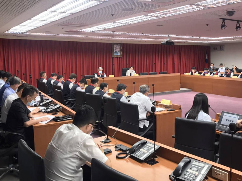 因應年底九合一選舉將至,為營造優質選舉環境,台北市警察局18日舉辦查賄制暴工作任務協調會,由市警局長楊源明(後排右)主持,包括市刑大大隊長、各警分局分局長及偵查隊長都與會。(台北市警察局刑事警察大隊提供)中央社記者黃麗芸傳真 111年7月19日